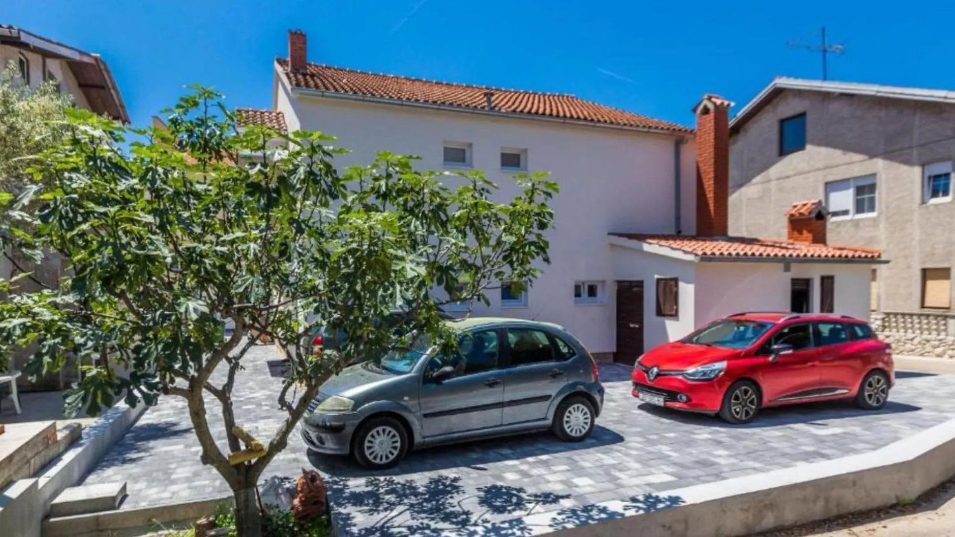 Spacious Two Sis Apartments In Zadar With Terrace Studio Apartment 1