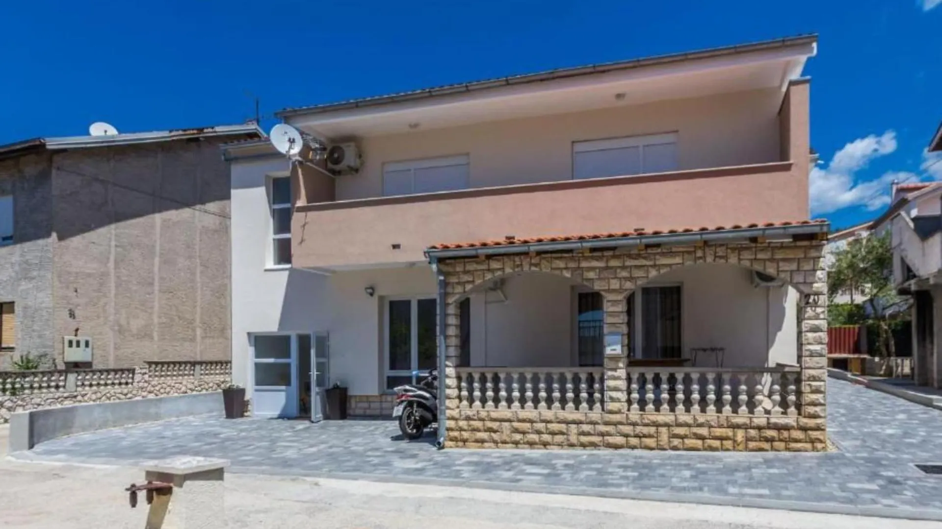 Spacious Two Sis Apartments In Zadar With Terrace Studio Apartment 1