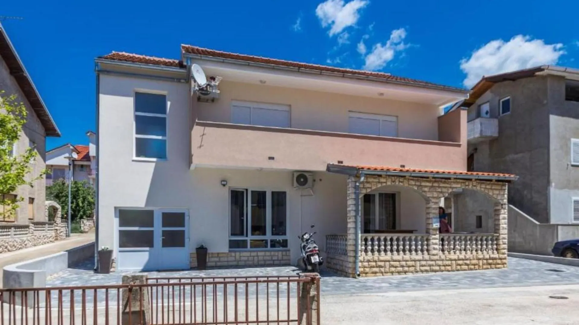 Spacious Two Sis Apartments In Zadar With Terrace Studio Apartment 1